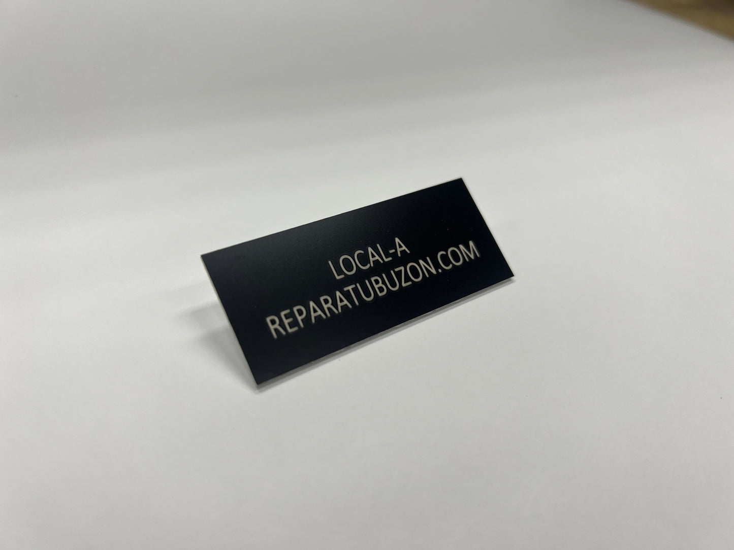 Placa grabada en bajorrelieve para buzón